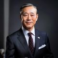 精品一区二区甄选总监林晓峰，专业形象照，西装笔挺，面带自信微笑